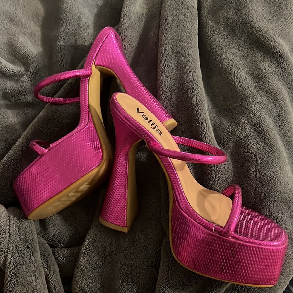 Heels - Picture 3 of 3